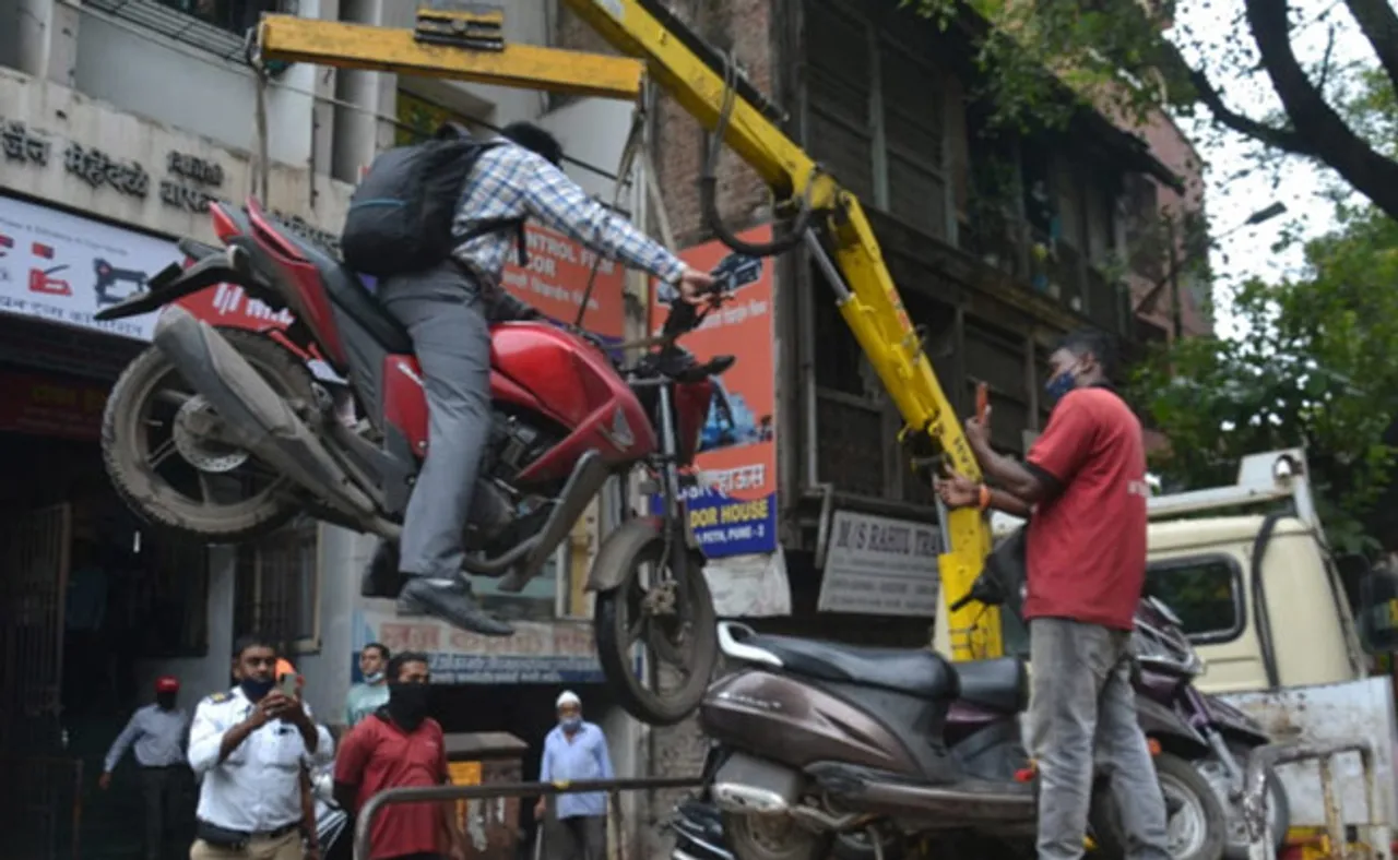 ବାଇକ୍ ସମେତ ଚାଳକଙ୍କୁ ମଧ୍ୟ ଉଠାଇ ଆଣିଲା ପୁଲିସ