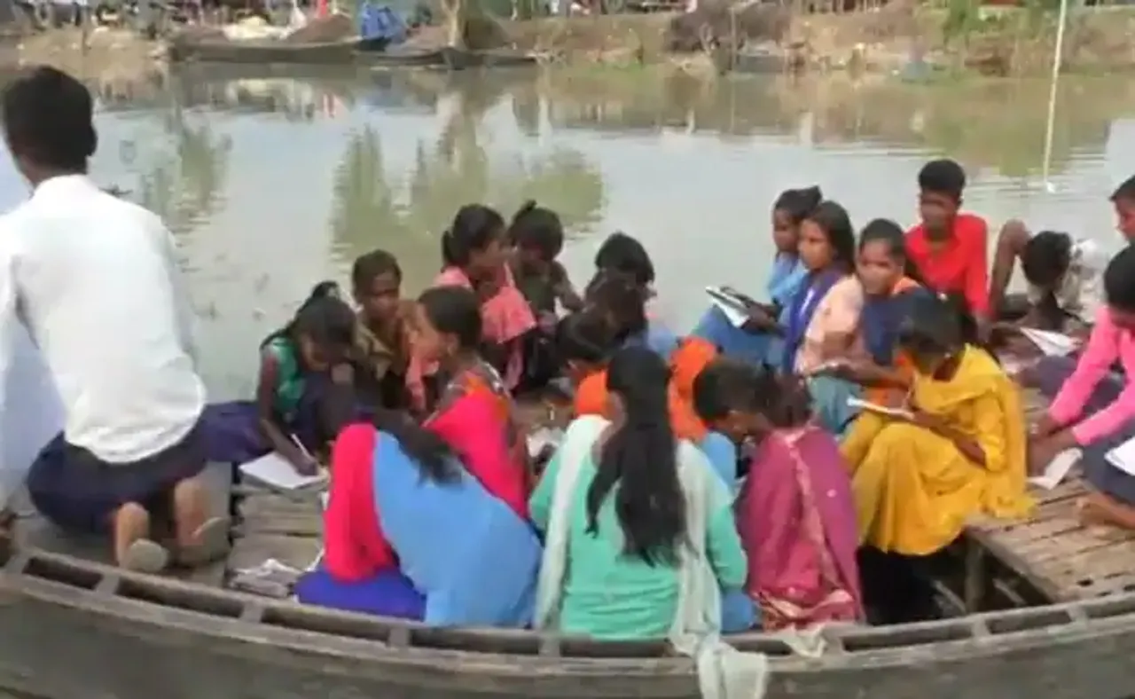 ମଝି ନଦୀରେ ଚାଲିଛି ପାଠପଢ଼ା