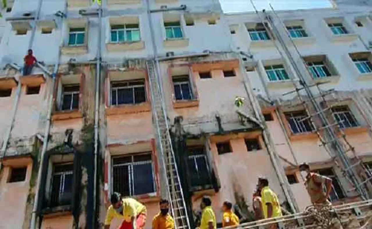 ମେଡିକାଲ ବିଲ୍ଡିଂର ୬୦ ଫୁଟ ଉପରକୁ ଚଢ଼ିଗଲେ ଯୁବକ, ତା’ ପରେ...