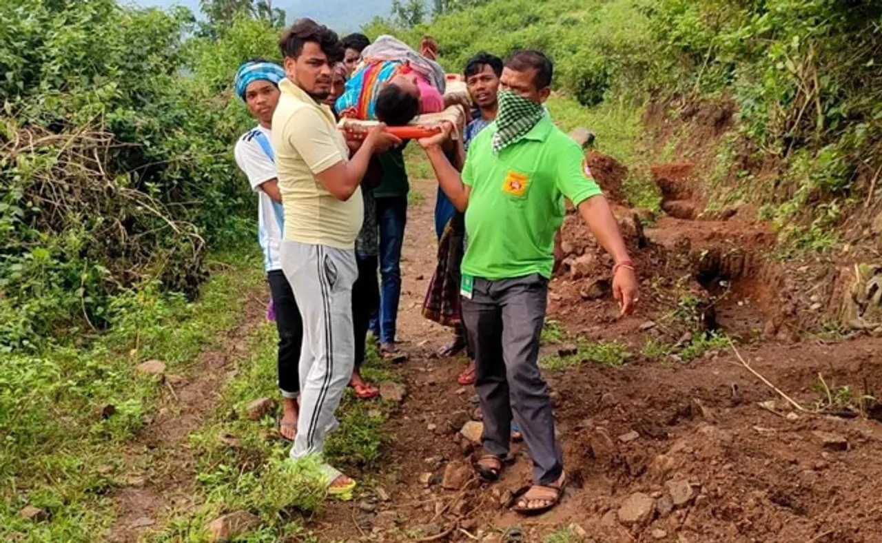 ୫ କିମି ଷ୍ଟ୍ରେଚରରେ ବୁହା ହେଲେ ଗର୍ଭବତୀ ମହିଳା