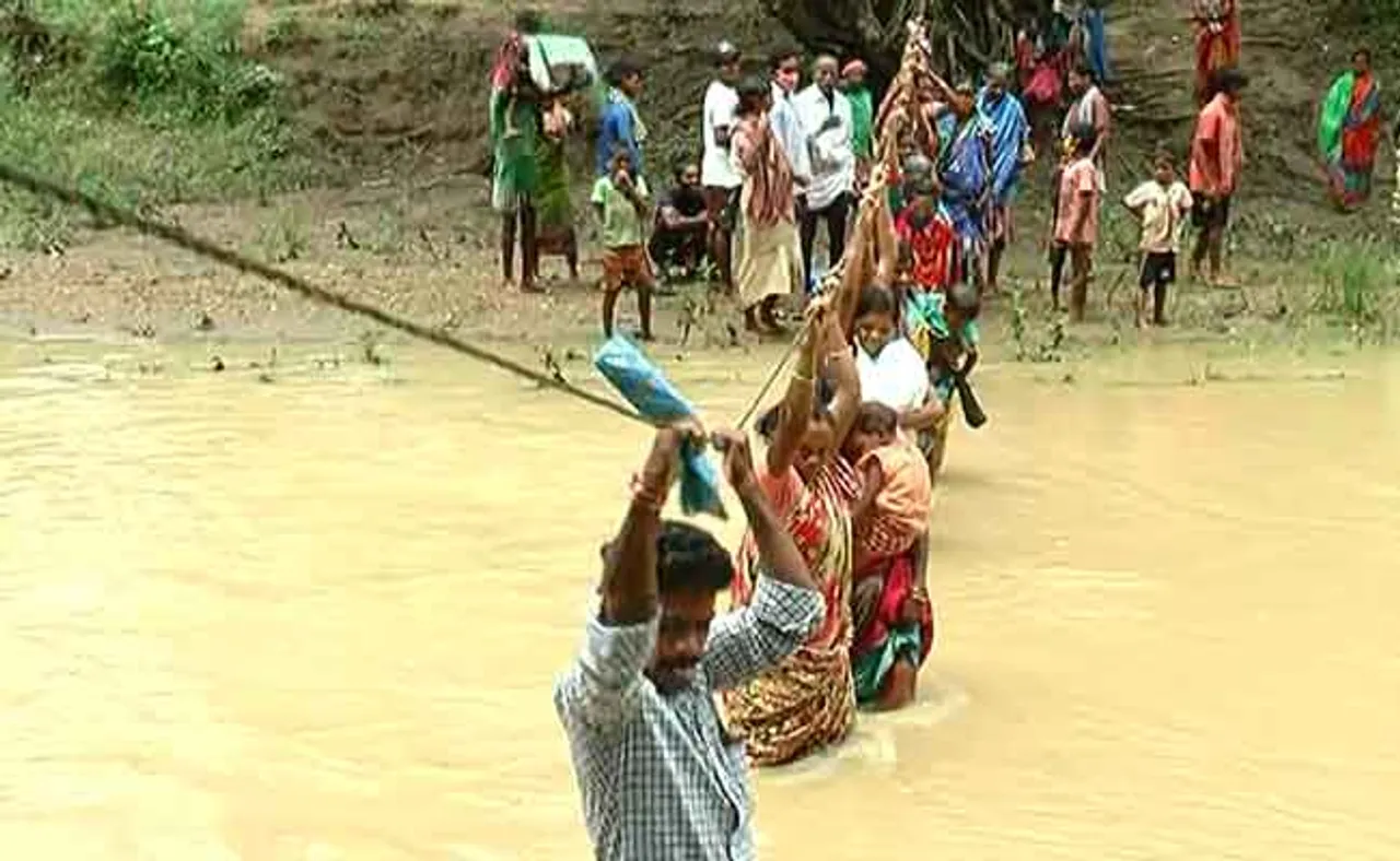 ଇଏ କି ବିକାଶ; ତାର ଟାଣି ନଦୀ ପାର ହେଉଛନ୍ତି ଲୋକେ