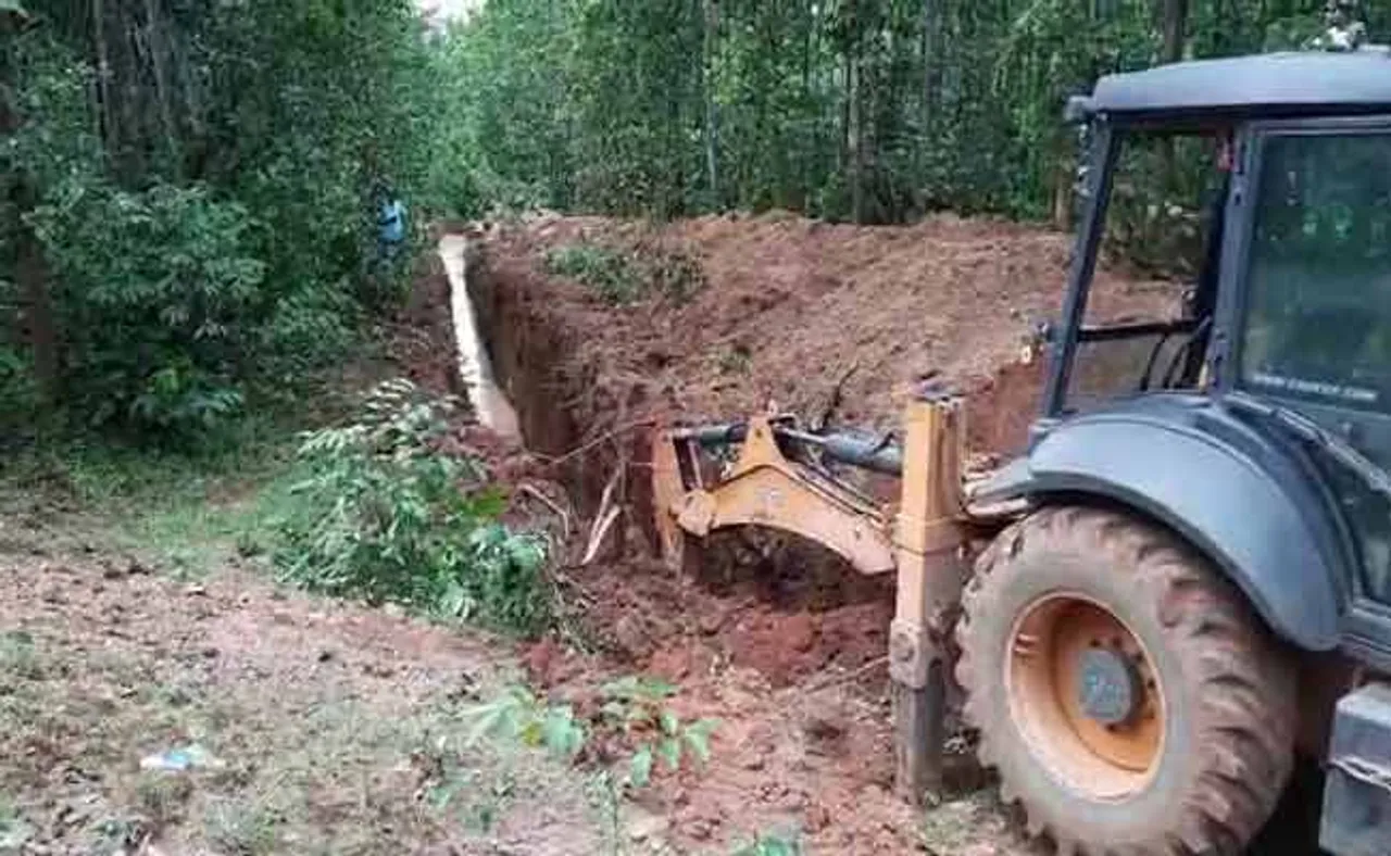 ମନରେଗାରେ ମଜୁରୀ ପାଉନାହାନ୍ତି ଶ୍ରମିକ, ମେସିନ କରୁଛି କାର୍ଯ୍ୟ