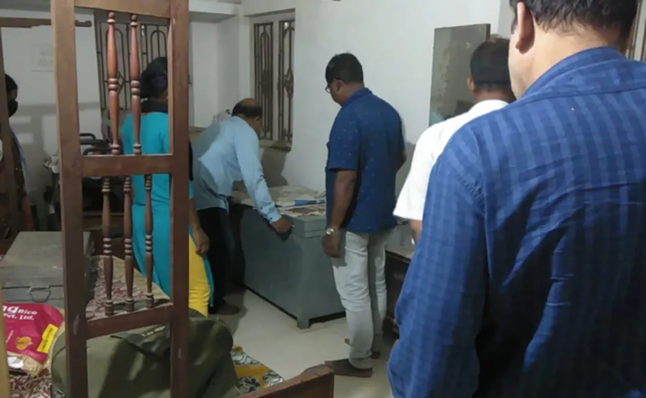 ଏମଆରଟି ଏସଡିଓଙ୍କ ଘରେ ଭିଜିଲାନ୍ସ ଚଢ଼ାଉ, କୋଟିଏରୁ ଊର୍ଦ୍ଧ୍ୱ ସମ୍ପତ୍ତିି ଜବତ