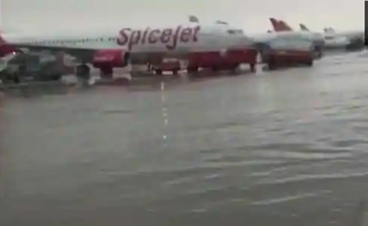 ବିମାନ ବନ୍ଦରରେ ବନ୍ୟା, ରନୱେରେ ଲହଡ଼ି ଭାଙ୍ଗୁଛି ବର୍ଷା ପାଣି