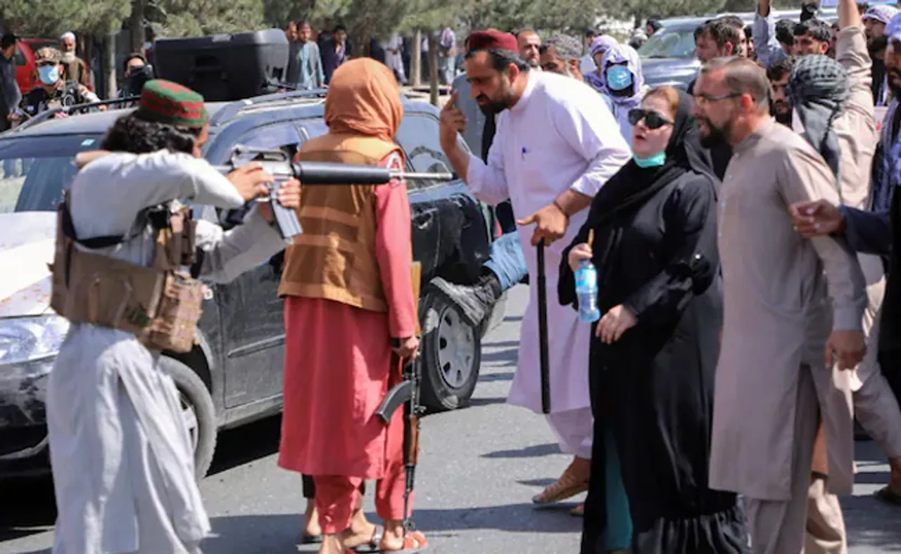 ତାଲିବାନୀଙ୍କ ବନ୍ଧୁକକୁ ଡରିଲେନି ମହିଳା, ଫଟୋ ଭାଇରାଲ