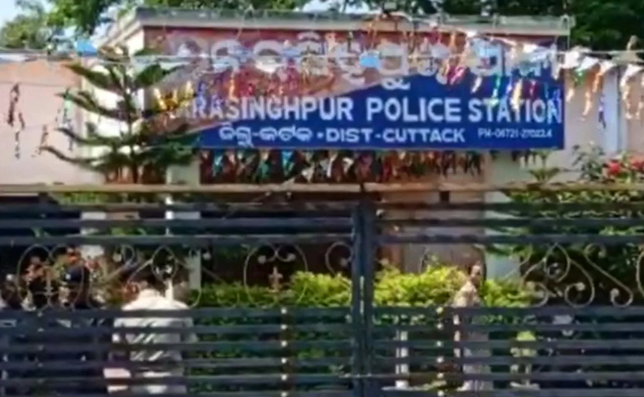 ଥାନା ପାଲଟିଲା ରଣକ୍ଷେତ୍ର; ପୁଲିସ୍ କର୍ମଚାରୀଙ୍କ ସମେତ ୪ ଆହତ