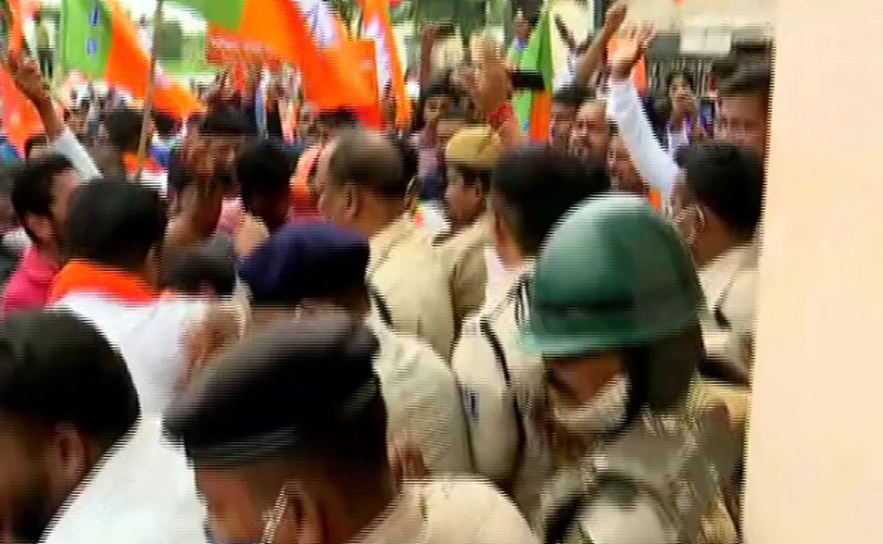 ୮ ଜିଲ୍ଲାରେ ଗର୍ଜିଲା ବିଜେପି ଯୁବ ମୋର୍ଚ୍ଚା, ପୁରୀରେ ଏସପି ଅଫିସକୁ ଧସେଇ ପଶିଲେ