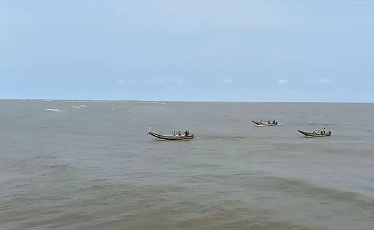 ମାଛ ଧରିବାକୁ ଯାଇଥିଲେ ୧୮ ମତ୍ସ୍ୟଜୀବୀ, ଓଲଟି ପଡ଼ିଲା ଡଙ୍ଗା