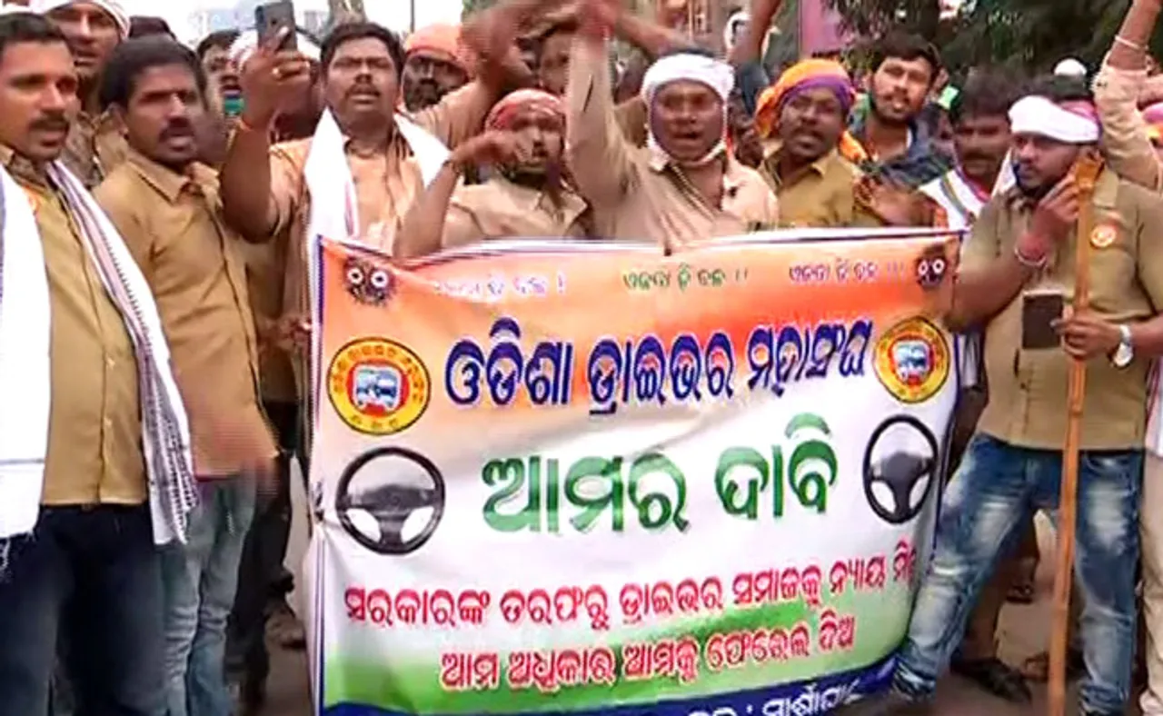 ନବୀନ ନିବାସ ମୁହାଁ ହଜାର ହଜାର ଡ୍ରାଇଭର, କହିଲେ-ଆମେ ବି କରୋନା ଯୋଦ୍ଧା