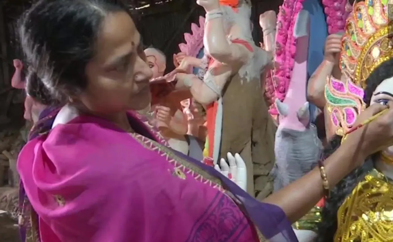 ମୂର୍ତ୍ତି କାରିଗର ମାଧବୀ: ମା’ ଜଗତ୍‌ଜନନୀଙ୍କୁ ଦେଉଛନ୍ତି ଶେଷ ସ୍ପର୍ଶ