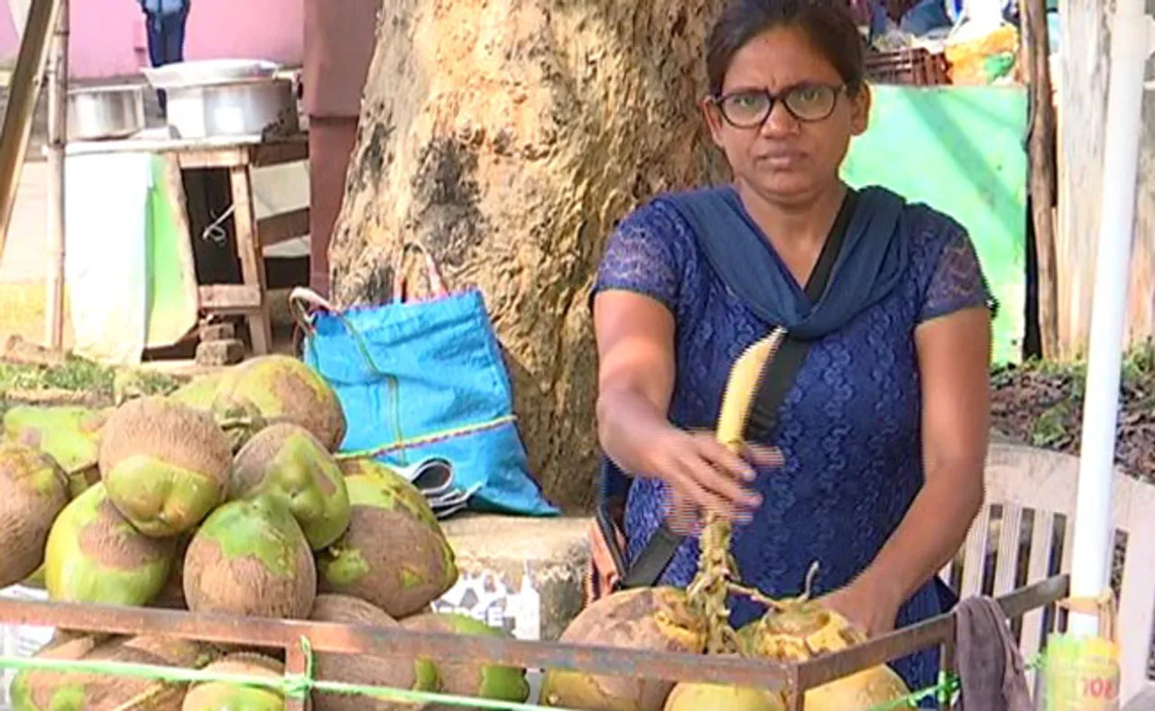 ରାସ୍ତା କଡ଼ରେ ମହିଳାଙ୍କ ପଇଡ଼ ପସରା, ଏକା ଏକା ଗଢୁଛନ୍ତି ଝିଅର ଭବିଷ୍ୟତ