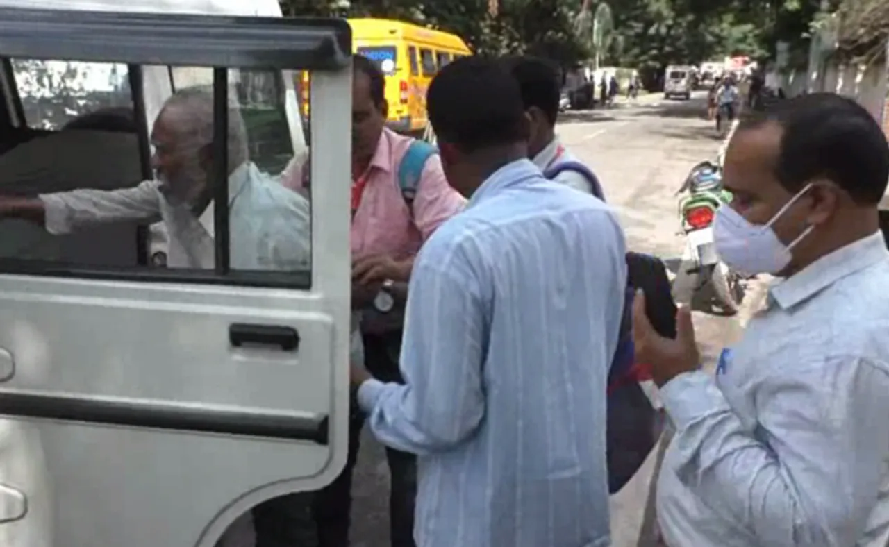 ନିଜ ଗାଡ଼ିରେ ରାସ୍ତାକଡରୁ ବୃଦ୍ଧଙ୍କୁ ହସ୍ପିଟାଲ ନେଲେ ଉପଜିଲ୍ଲାପାଳ