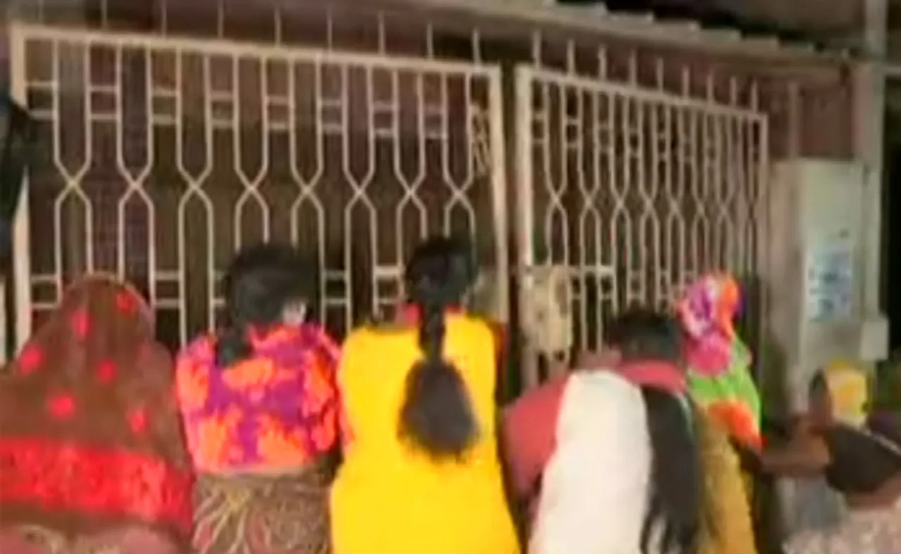 ତପସ୍ୱିନୀଙ୍କ ସପକ୍ଷରେ ବାହାରିଲେ ମହିଳା, ଡାକ୍ତର ସୁମିତଙ୍କ ଘରର ଗେଟ୍ ଭାଙ୍ଗିଲେ