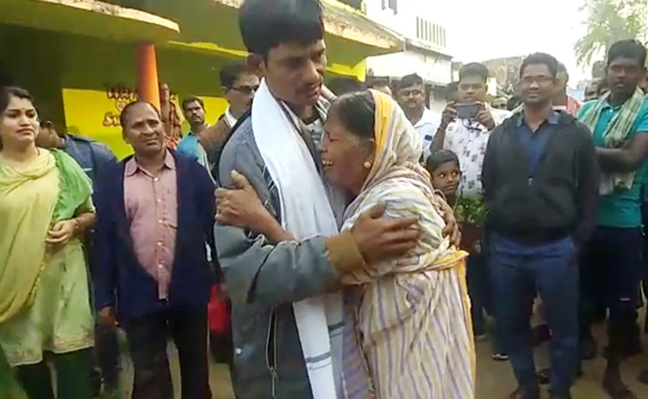 ୨୪ ବର୍ଷ ପରେ ହଜିଲା ପୁଅକୁ ଫେରିପାଇଲା ରଙ୍କୁଣୀ ମାଆ