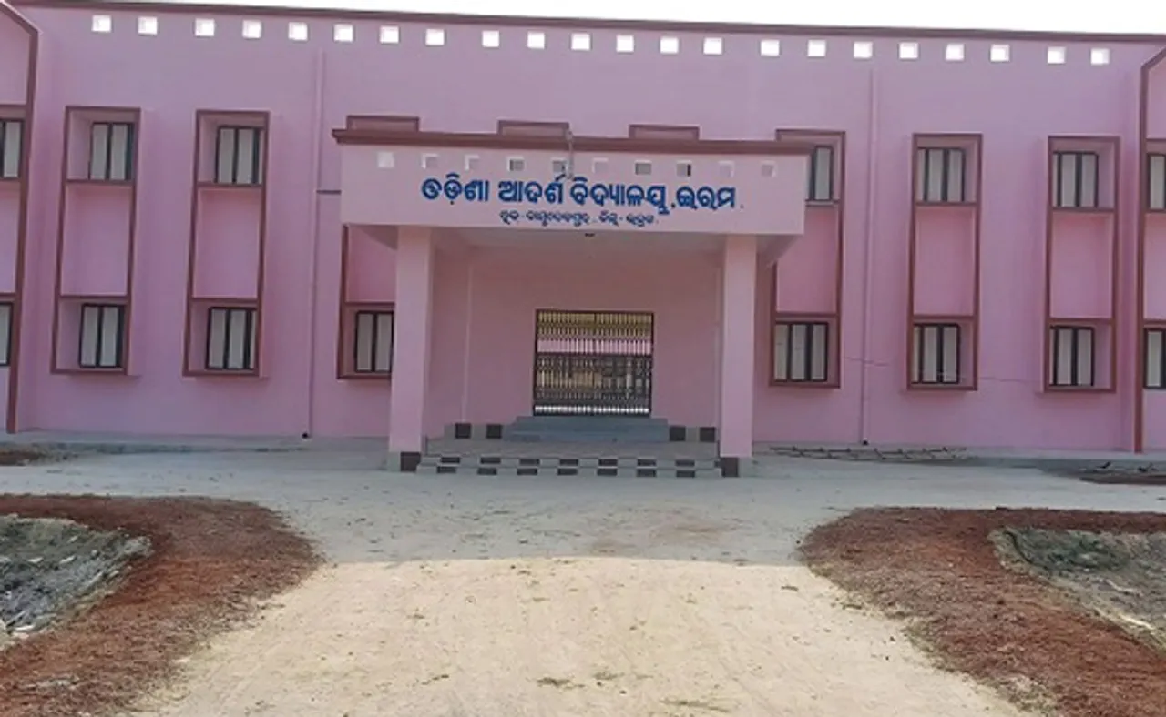 ଆଦର୍ଶ ବିଦ୍ୟାଳୟର ଦୁର୍ଦ୍ଦଶା: ଦୁଇ ବର୍ଷ ହେଲାଣି କାମ ସରୁନି, କାନ୍ଥ ଫାଟି ଆଁ କଲାଣି