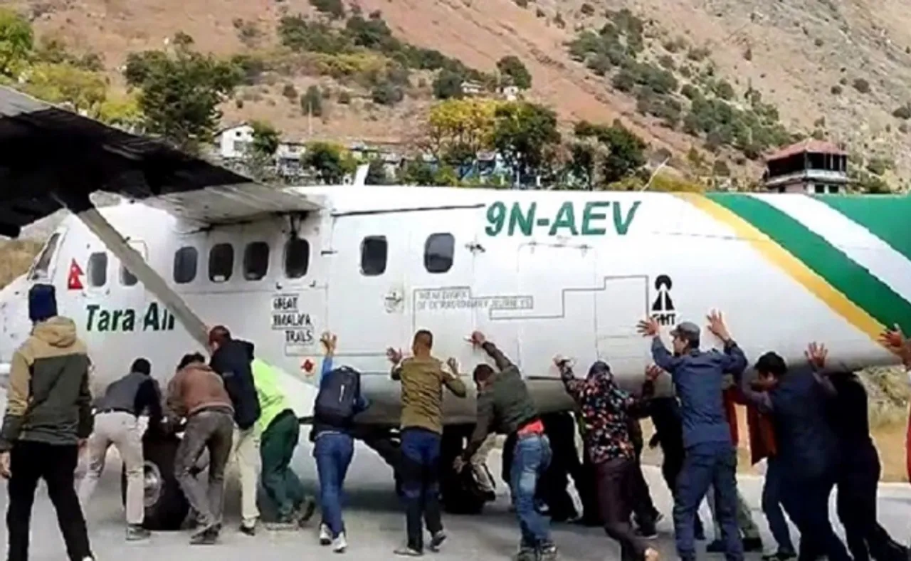 ଫାଟିଗଲା ଟାୟାର, ଠେଲି ଠେଲି ବିମାନକୁ ନେଲେ