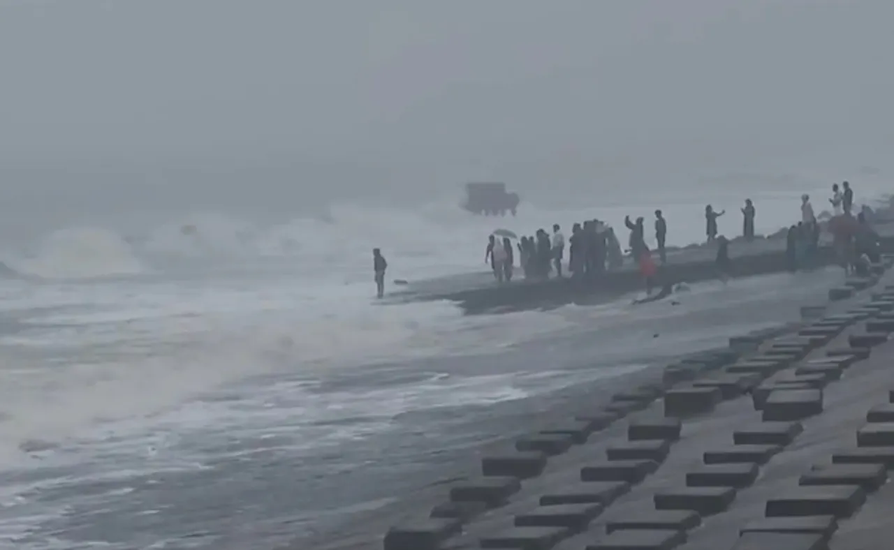 ପଶ୍ଚିମବଙ୍ଗ ମୁହାଁ ‘ଜୱାଦ୍’, ପାରାଦୀପରେ ପ୍ରବଳ ଛେଚିଲା