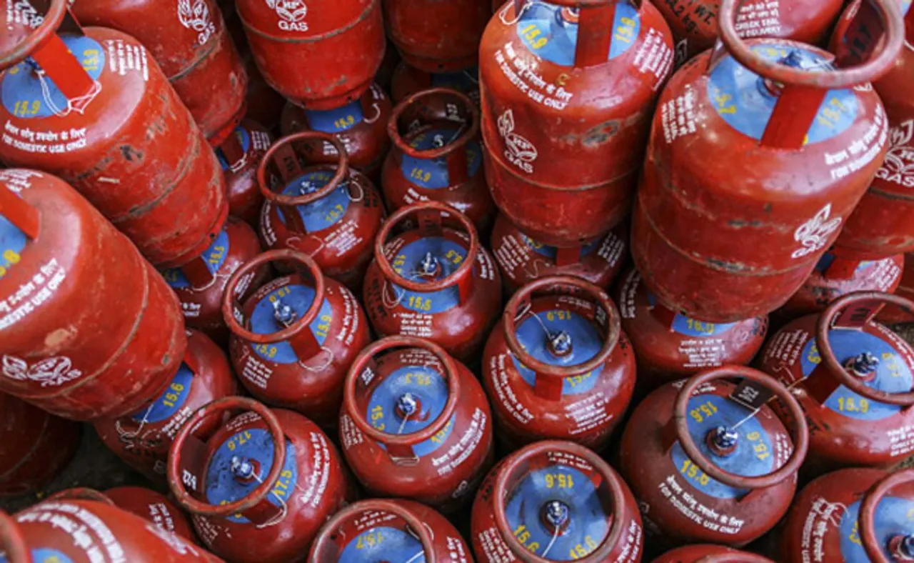 ପୁଣି ଥରେ ମହଙ୍ଗା ମାଡ଼; ବଢ଼ିଲା ଗ୍ୟାସ୍‌ ଦର