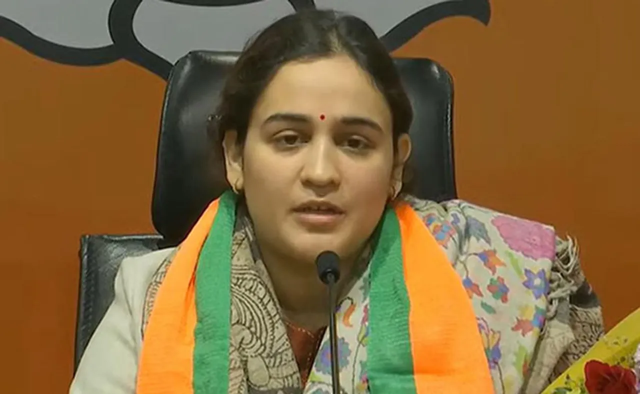 ସାଇକେଲରୁ ଓହ୍ଲାଇ ପଦ୍ମ ଧରିଲେ ଅଖିଲେଶଙ୍କ ଭାଇ ବୋହୂ