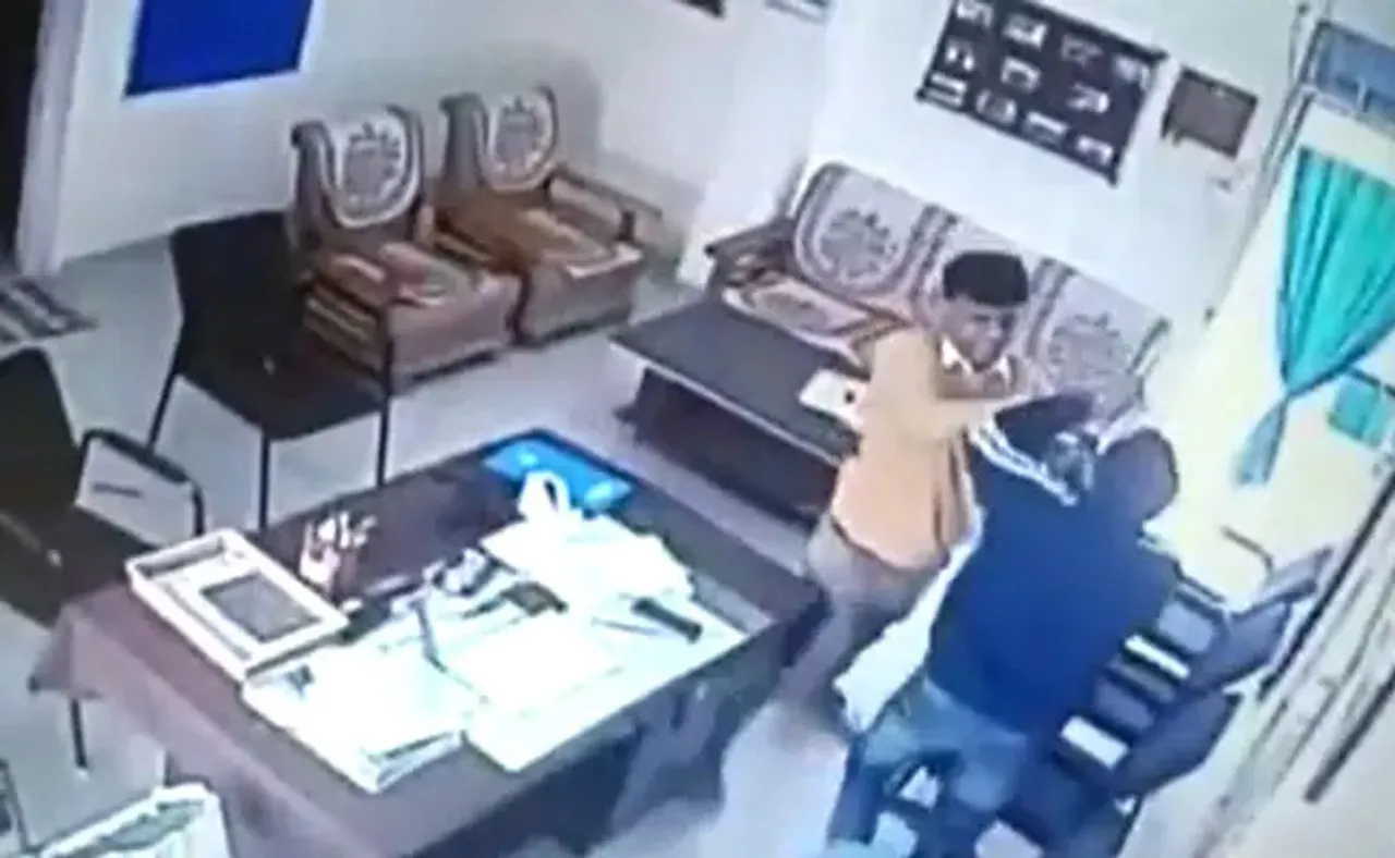 କଲେଜ ଭିତରେ ପ୍ରିନ୍ସିପାଲ-ପ୍ରଫେସର୍‌ ଫାଇଟ୍‌