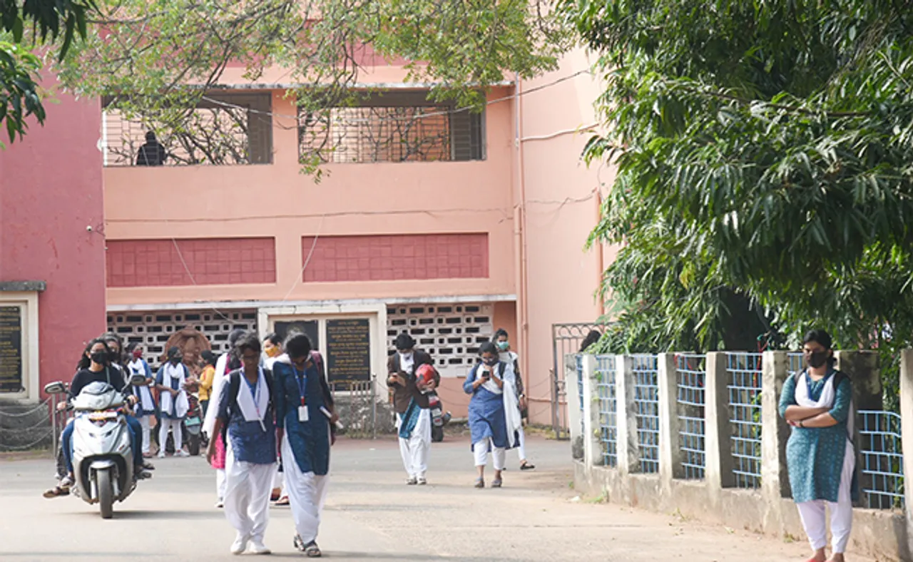 ଜୁଲାଇ ୩୧ ସୁଦ୍ଧା UG/PG ଫାଇନାଲ ସେମିଷ୍ଟର ସାରିବାକୁ ନିର୍ଦ୍ଦେଶ