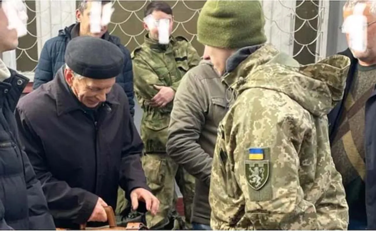 ୟୁକ୍ରେନ୍‌ ସେନାରେ ୮୦ ବର୍ଷୀୟ ବୃଦ୍ଧ, କହିଲେ- ମୁଁ ବି ଲଢ଼ିବି