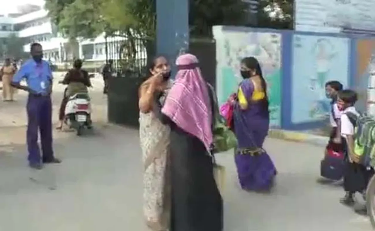 ହିଜାବ ବାହାର କର… ସ୍କୁଲ ଗେଟ୍‌ ସାମ୍ନାରେ ଛାତ୍ରୀଙ୍କୁ ଶିକ୍ଷୟିତ୍ରୀଙ୍କ ଧମକ
