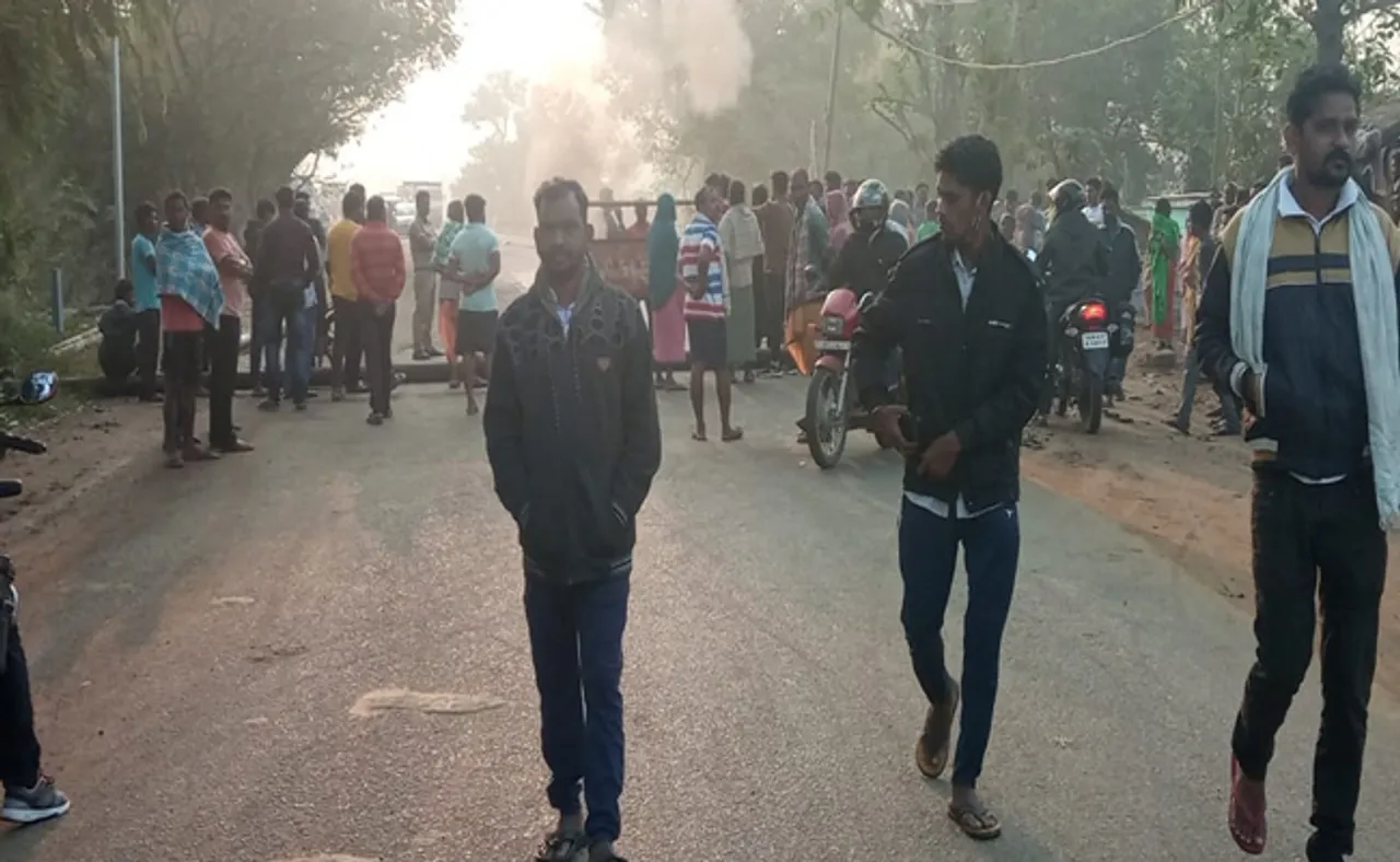 ରାସ୍ତା କଡ଼ରେ ଛିଡ଼ା ହୋଇଥିଲେ ମହିଳା, ପିଟି ଦେଲା ବାଇକ୍‌