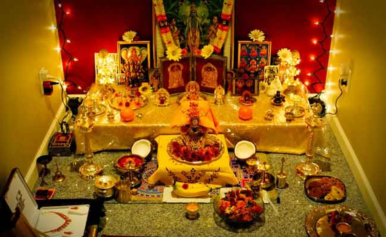 ଘରେ ତଳେ ରଖିଛନ୍ତି କି ଦେବାଦେବୀଙ୍କ ଫଟୋ, ହୋଇପାରନ୍ତି କୋପର ଶିକାର