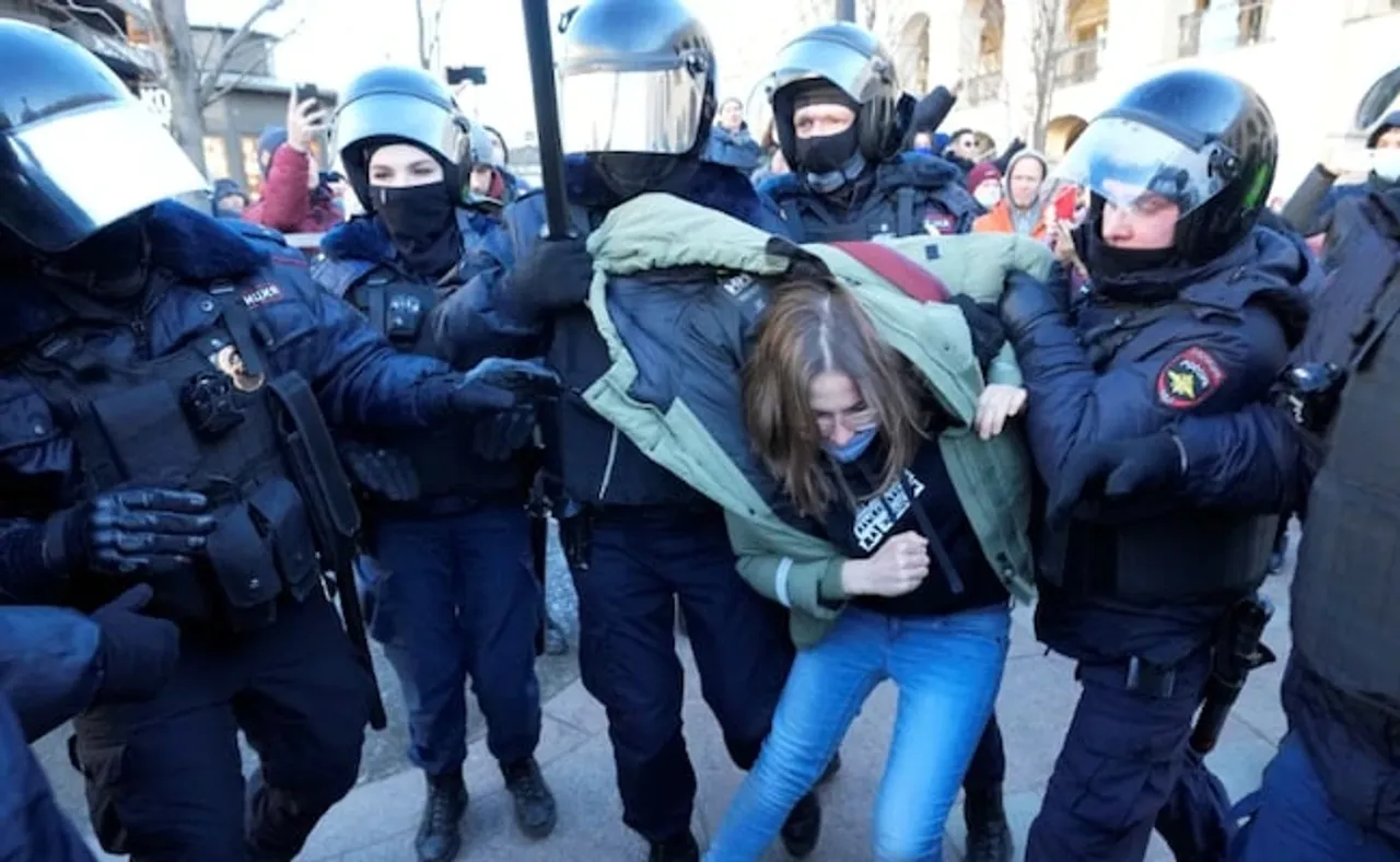 ଯୁଦ୍ଧ ବିରୋଧରେ ରାସ୍ତାକୁ ଓହ୍ଲାଇଲେ ରୁଷର ଶତାଧିକ ଲୋକେ, ପୁଲିସର ଦମନଲୀଳା