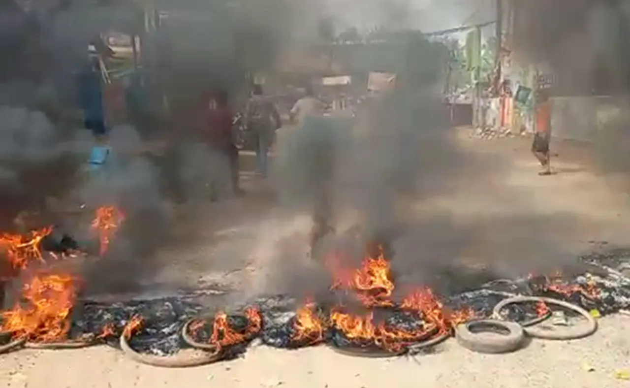 ବୁଥ୍‌ ଭିତରେ ପୁଲିସ୍‌ ଉପସ୍ଥିତିରେ ଯୁବକଙ୍କୁ ଭୁଜାଲିରେ ଆକ୍ରମଣ