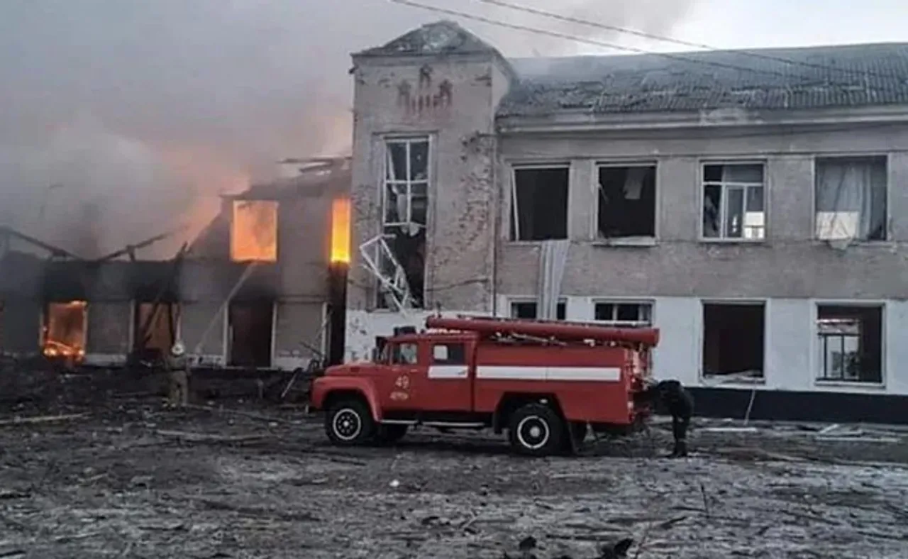 ସ୍କୁଲ ଓ ସାଂସ୍କୃତିକ କେନ୍ଦ୍ର ଉପରେ ଘନଘନ ବୋମା ମାଡ଼, ଗଲା ୨୧ ଜଣଙ୍କ ଜୀବନ