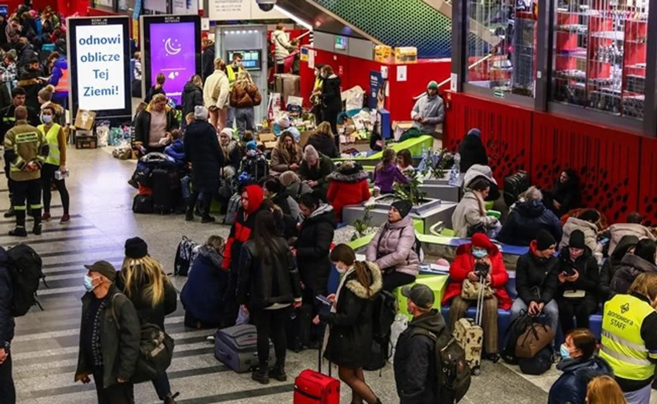 ଯୁଦ୍ଧ ଯୋଗୁ ୟୁକ୍ରେନ ଛାଡ଼ିଲେଣି ୩୦ ଲକ୍ଷରୁ ଅଧିକ ଲୋକ