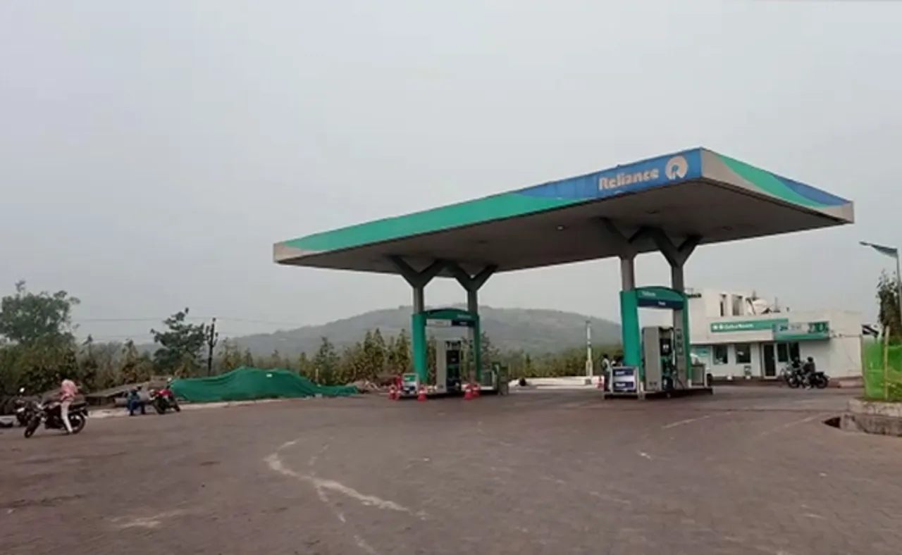 ତେଲ ପକାଇବାକୁ ଆସି ୨୦ଲକ୍ଷ  ଲୁଟିନେଲେ