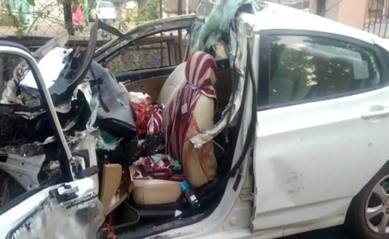 ଟ୍ରକ୍‌କୁ ପିଟି କାର୍‌ ଚୁରମାର; ଆଖି ବୁଜିଲେ ୫