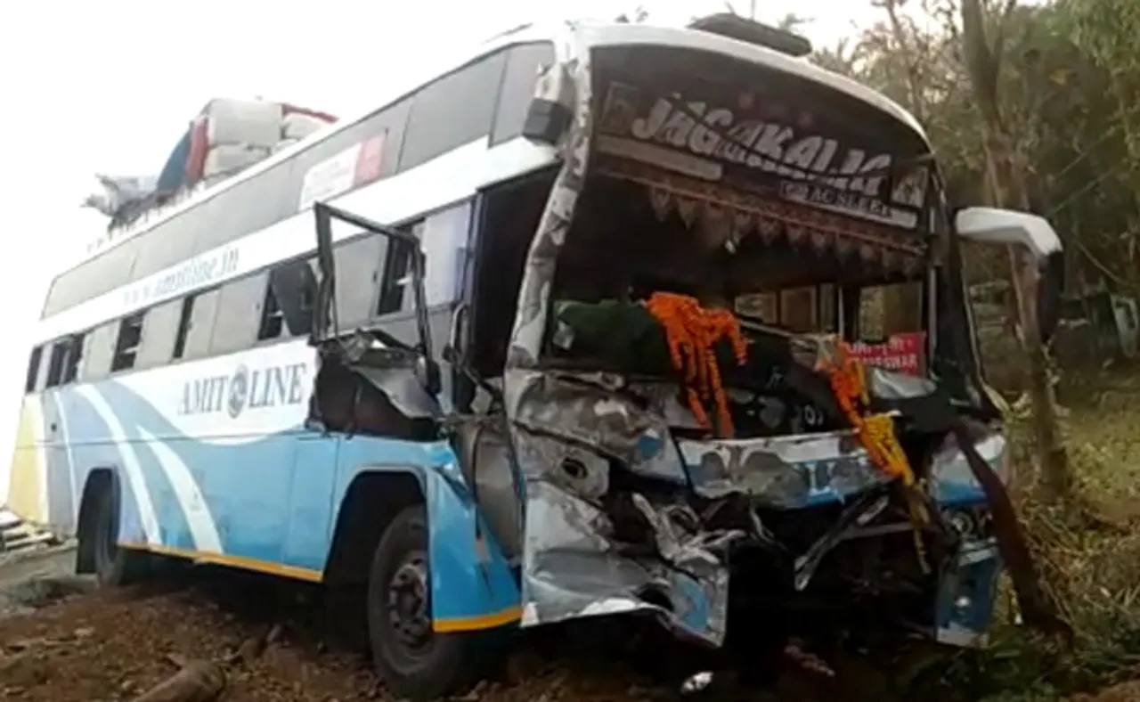 ଟ୍ରକ୍‌କୁ ପିଟିଲା ‘ଜଗାକାଳିଆ’ ବସ୍‌, ୨୫ ଆହତ