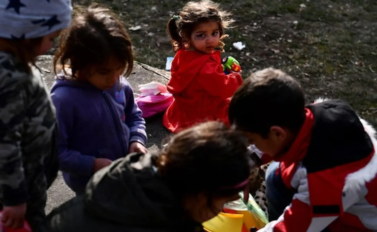 ରୁଷ କବଳରୁ ଓଡେଶାକୁ ରକ୍ଷା କରିବା ପାଇଁ ବ୍ୟାରିକେଡ କରୁଛନ୍ତି ଛୋଟ ପିଲା