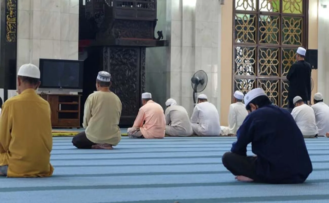 ନମାଜ ପାଠ ବେଳେ ବିୟର୍‌ ସ୍ପ୍ରେ କଲେ, କୁରାଢ଼ୀରେ ହାଣିଲେ