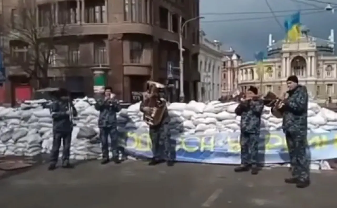 ଯୁଦ୍ଧ ଭିତରୁ ଶୁଭିଲା ବ୍ୟାଣ୍ଡ ବାଜା, ସେନା କହିଲା-Don’t Worry Be Happy