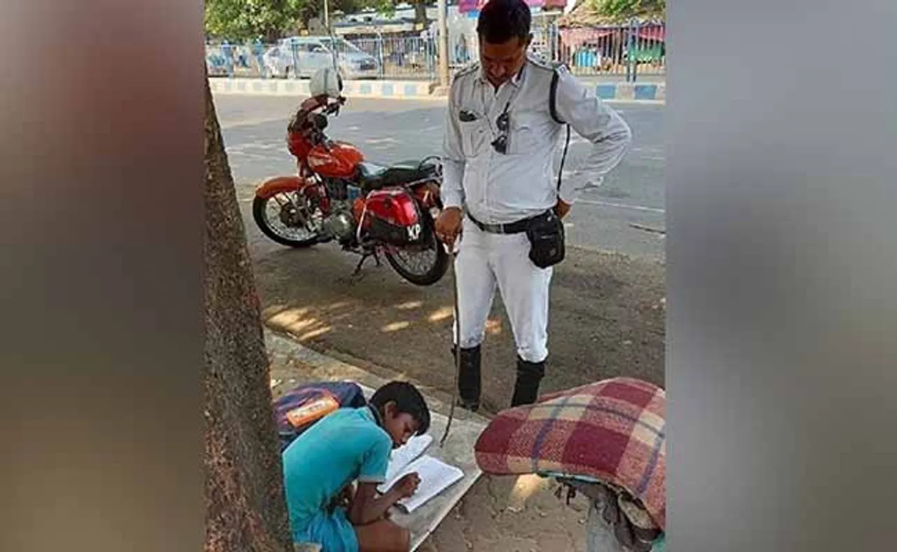 ଟ୍ରାଫିକ୍‌ ପୁଲିସ ପାଲଟିଲେ ଶିକ୍ଷକ, ରାସ୍ତାକଡ଼ରେ ପିଲାଙ୍କୁ ପଢ଼ାଇଲେ