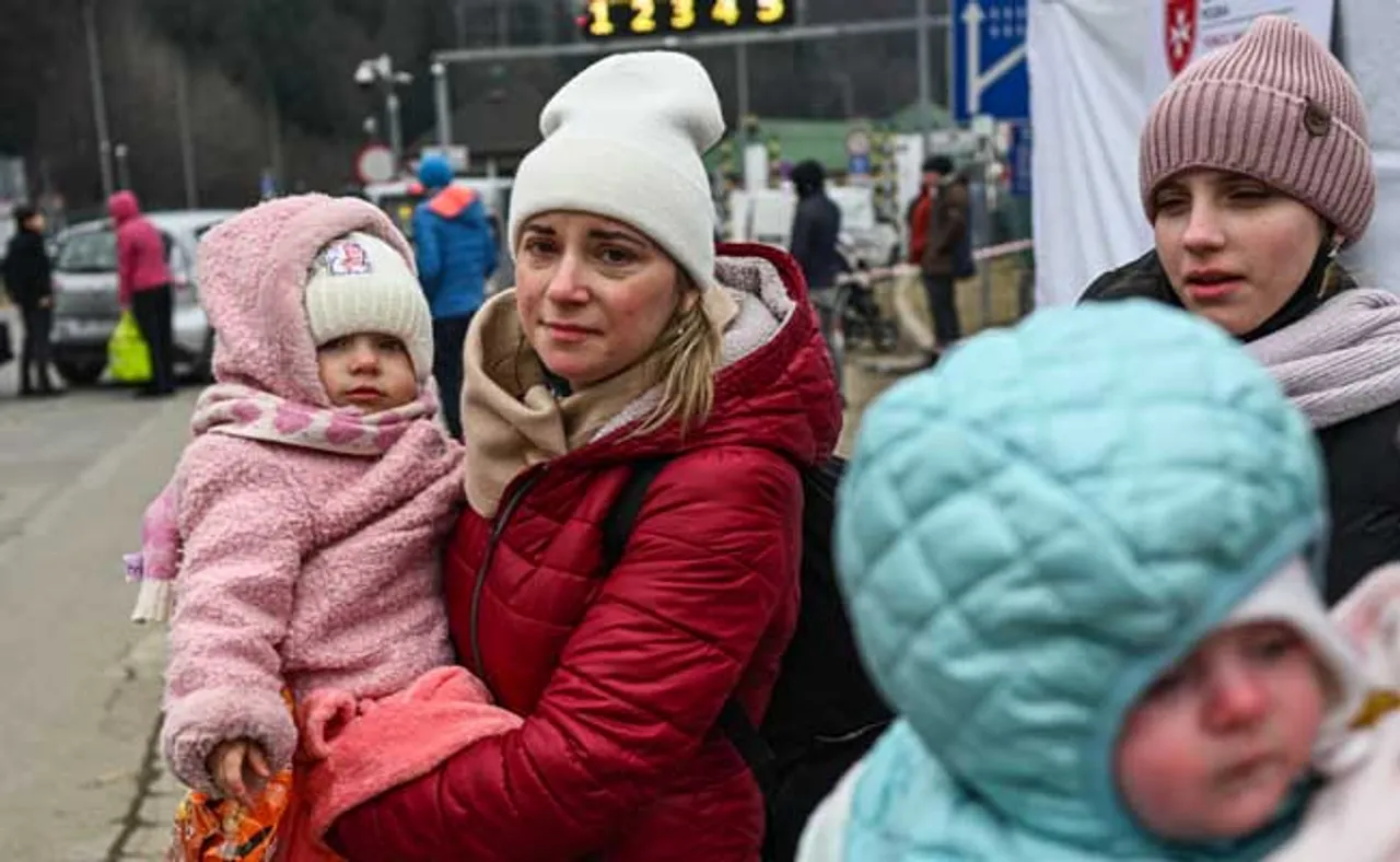 ଯୁଦ୍ଧ ଭିତରେ ଦୁଷ୍କର୍ମ ଭୟ, ଚୁଟି କାଟି ଦେଉଛନ୍ତି ୟୁକ୍ରେନ ଯୁବତୀ