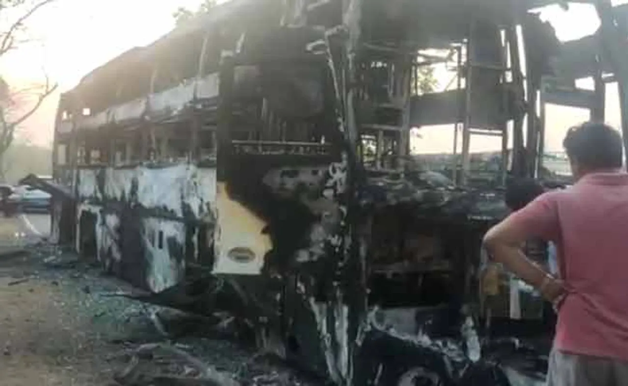 ନକ୍ସଲ ଲଗାଇଦେଲେ ନିଆଁ;  ଜଳି ପୋଡ଼ି ପାଉଁଶ ହେଲା ବସ୍‌