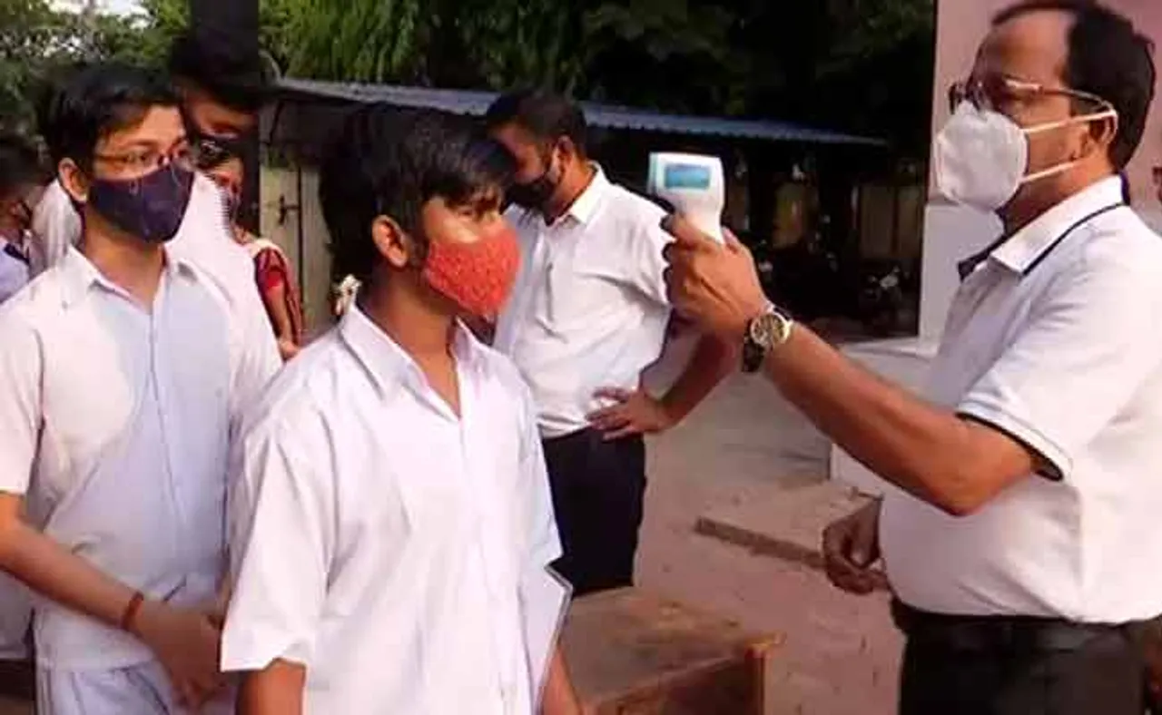 ୨ ବର୍ଷ ପରେ ଅଫ୍‌ଲାଇନ୍‌ରେ ମାଟ୍ରିକ ପରୀକ୍ଷା ଆରମ୍ଭ