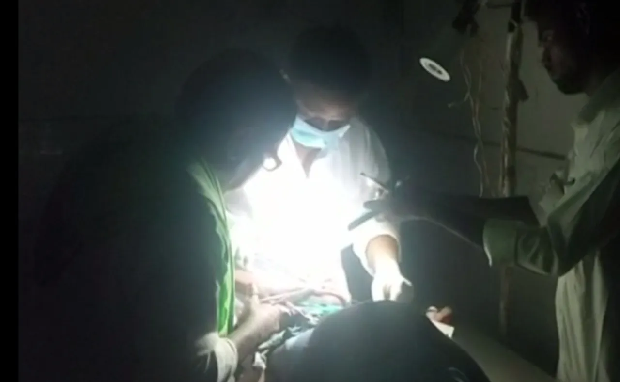 ଅନ୍ଧାରରେ ଚାଲୁଛି ଛୁରି, କତୁରି, କଇଁଚି; ମହମବତି ଆଲୁଅରେ ଅପରେସନ