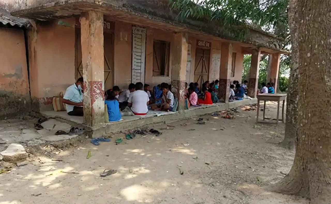 ବିପଦସଙ୍କୁଳ ଅବସ୍ଥାରେ ଶ୍ରେଣୀଗୃହ; ବାରଣ୍ଡାରେ ନହେଲେ ଗଛମୂଳେ ହେଉଛି ପାଠପଢ଼ା