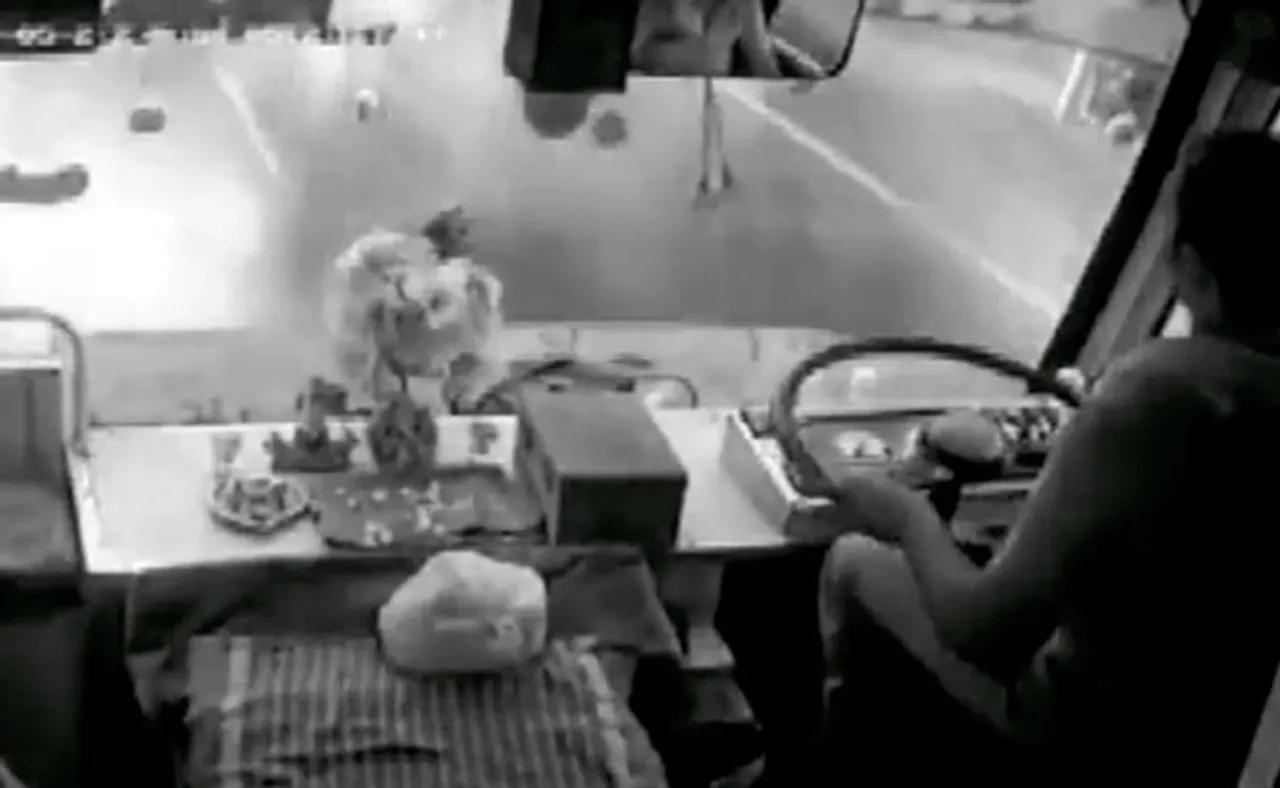 ଦୁଇ ବସ୍‌ ମୁହାଁମୁହିଁ ଧକ୍କା, କ୍ୟାମେରାରେ କଏଦ ହେଲା ଦୃଶ୍ୟ