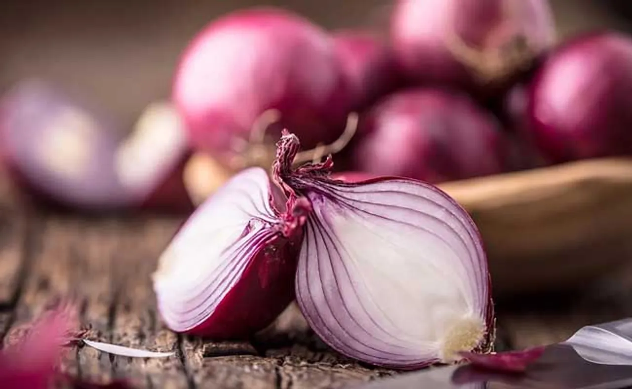 କଞ୍ଚା ପିଆଜ ଖାଉଥିଲେ ସାବଧାନ, ବଦଳାଇ ଦିଅନ୍ତୁ ଅଭ୍ୟାସ