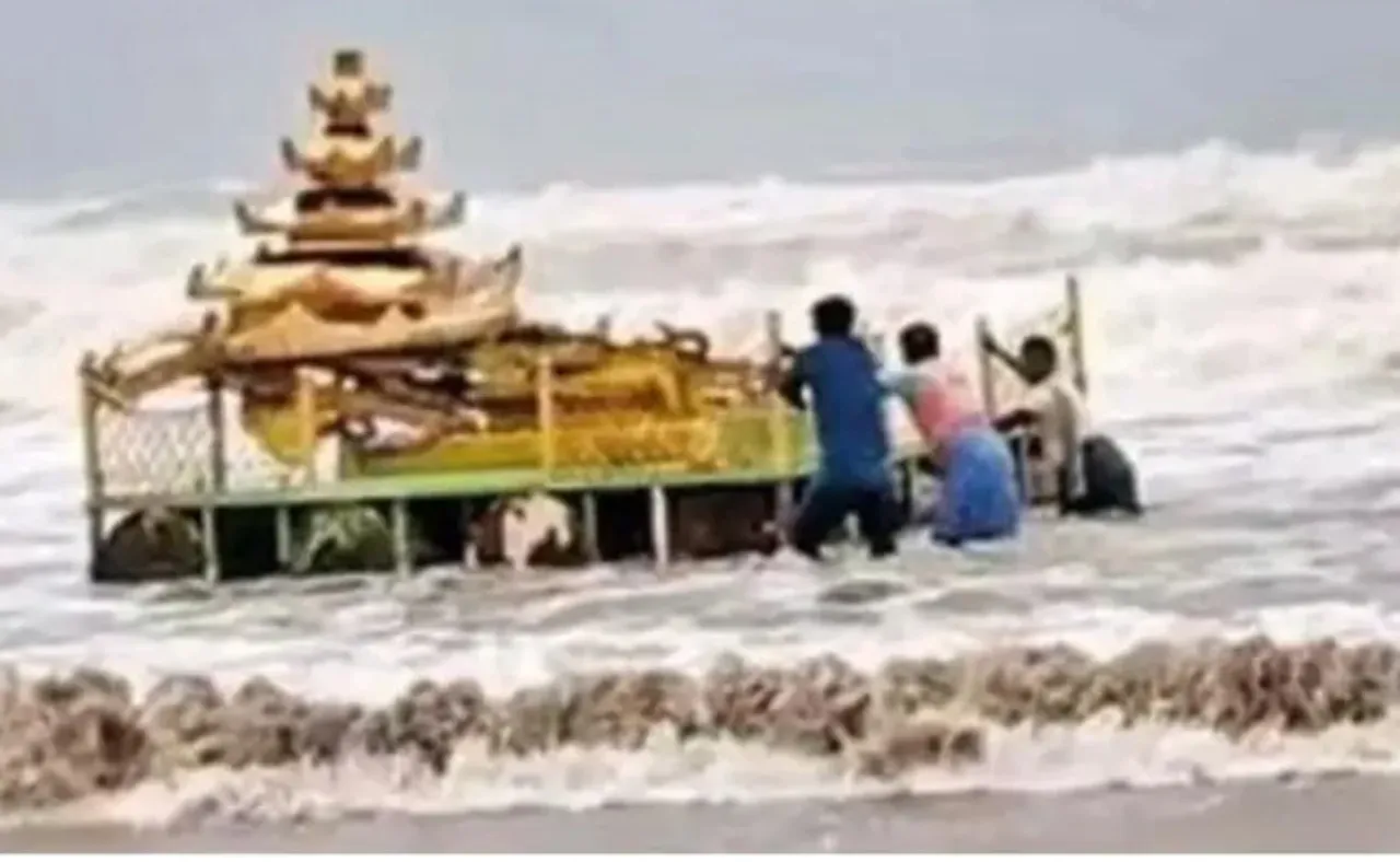 ସମୁଦ୍ର ଭିତରୁ ଆସିଲା ରହସ୍ୟମୟ ସୁନା ରଙ୍ଗର ବିଶାଳ ରଥ, ଦେଖନ୍ତୁ ଭିଡିଓ