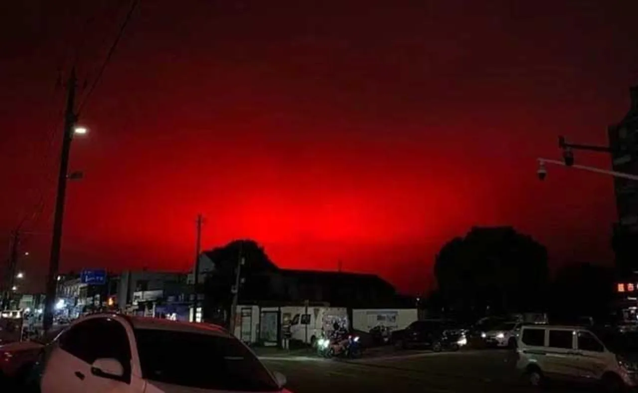 ହଠାତ୍‌ ନୀଳରୁ ଲାଲ ପାଲଟିଗଲା ପୂରା ଆକାଶ