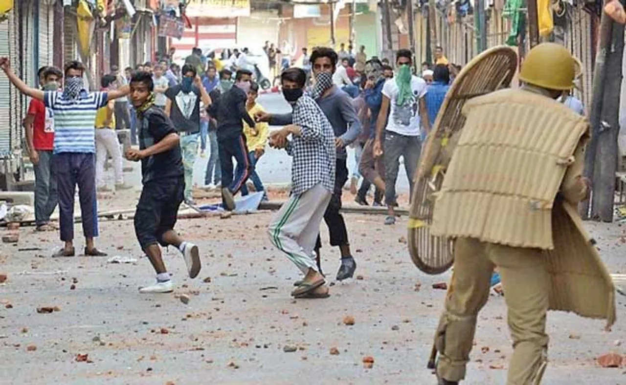 ସୁରକ୍ଷାକର୍ମୀଙ୍କୁ ଟାର୍ଗେଟ୍‌, ମସଜିଦ ବାହାରେ ପଥରମାଡ